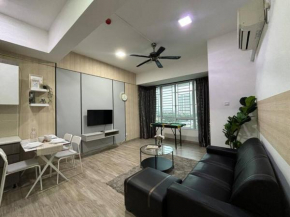 Mount Austin #Akademik Suite Modern Style 1-3Pax